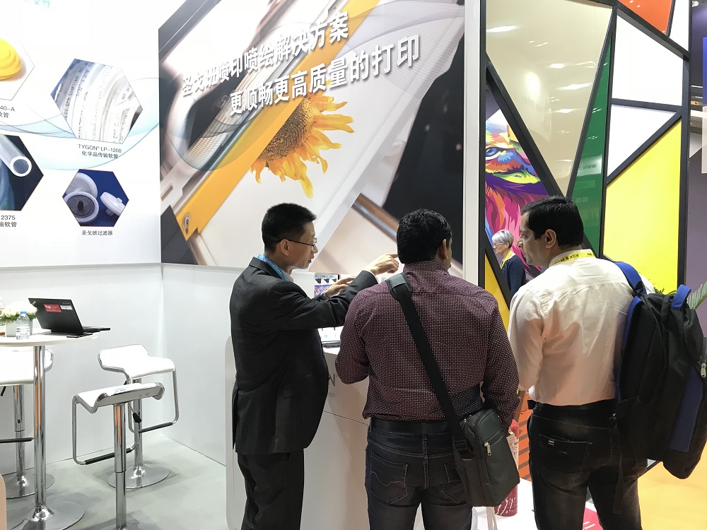 展会期间,易倍体育emc
高功能塑料多种展品的优异性能吸引了国内外多位客户的到访咨询。